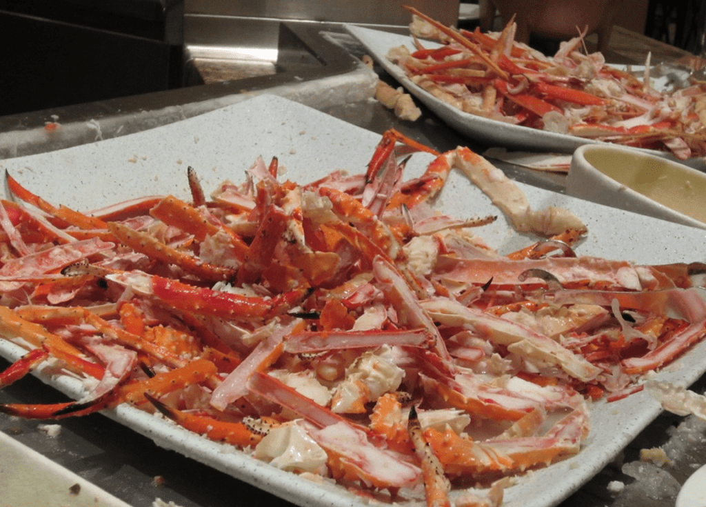 https://www.glampinlife.com/wp-content/uploads/2018/12/How-To-Eat-Crab-Legs_m2-1024x735.png