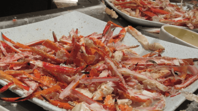 https://www.glampinlife.com/wp-content/uploads/2018/12/How-To-Eat-Crab-Legs_m2-640x360.png