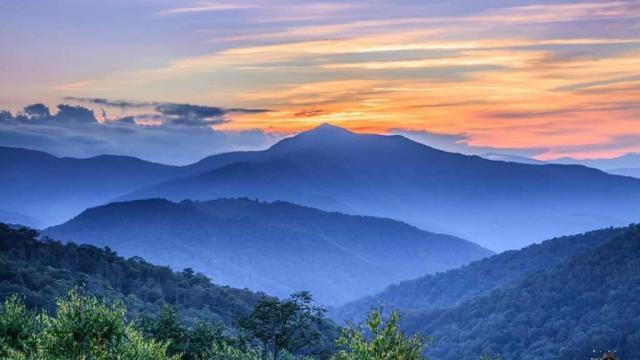 https://www.glampinlife.com/wp-content/uploads/2022/04/blueridgemountains-NCblueridgeFB-640x360.jpg